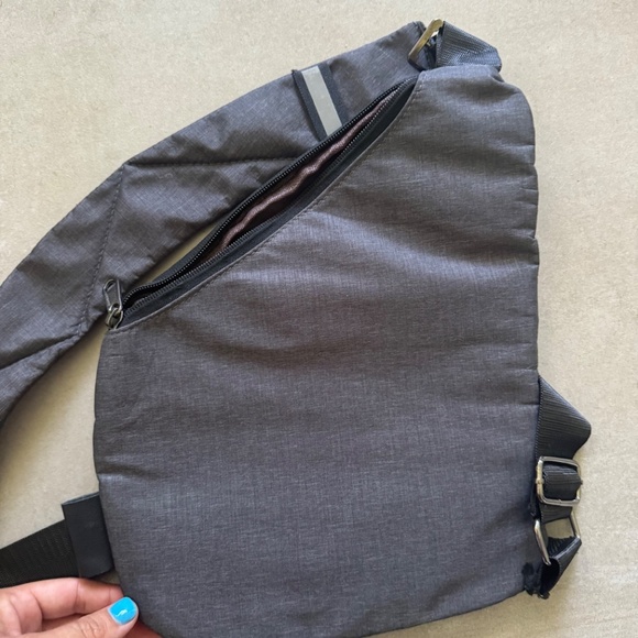 Rinsh Crossbody Sling Bag – Charcoal Gray Tech Travel Chest Bag - Picture 4 of 6